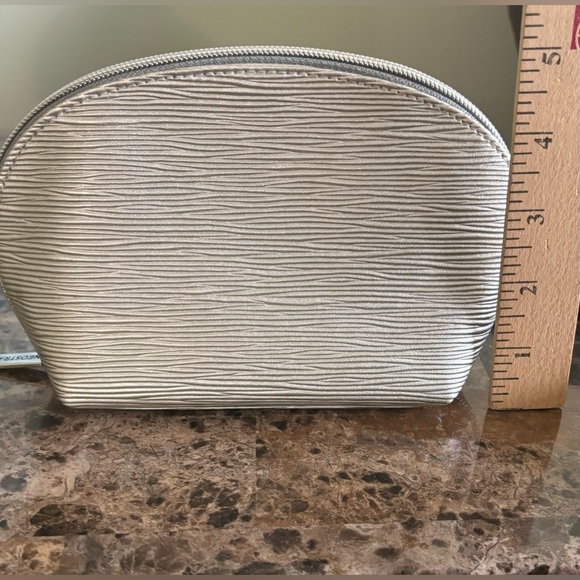Neostrata Cosmetic Bag Small Silver Zip Closure Beauty Accessories Makeup New - Picture 6 of 6